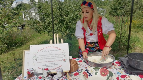 Podczas obchodów 10. urodzin Makowiska w powietrzu unosił się zapach ziół. Można było też coś „wrzucić na ząb” i kupić ręcznie wykonane produkty/fot: Monika Siwak