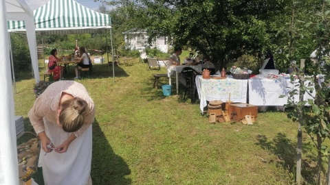 Podczas obchodów 10. urodzin Makowiska w powietrzu unosił się zapach ziół. Można było też coś „wrzucić na ząb” i kupić ręcznie wykonane produkty/fot: Monika Siwak