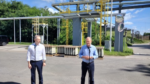 Premier Donald Tusk (z prawej) i wiceszef MON Cezary Tomczyk podczas konferencji prasowej w ramach wizyty w Zakładach Chemicznych Nitro-Chem w Bydgoszczy/fot. Maciej Wilkowski