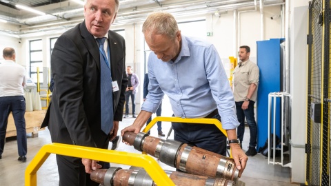 Premier Donald Tusk (z prawej) i prezes zakładów Nitro-Chem Arkadiusz Miszuk/fot. Tytus Żmijewski, PAP