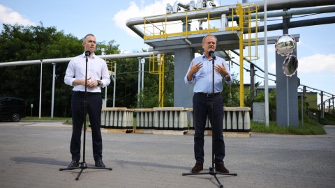 Premier Donald Tusk (z prawej) i wiceszef MON Cezary Tomczyk podczas konferencji prasowej w ramach wizyty w Zakładach Chemicznych Nitro-Chem w Bydgoszczy/fot. Maciej Wilkowski