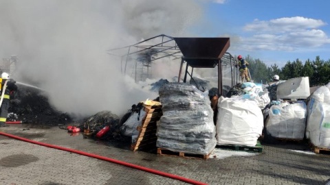 10 zastępów strażaków gasiło pożar tworzyw sztucznych w Myśliwcu pod Wąbrzeźnem/fot. LPP Wąbrzeźno/nadesłane