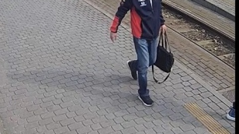 W celu ustalenia tożsamości sprawcy kradzieży, udostępniono nagrania z monitoringu. / Fot. Materiały policji