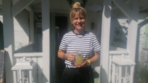 Historię chaty flisackiej w Złotorii przedstawia Malwina Kwiatkowska/fot: Iwona Muszytowska-Rzeszotek