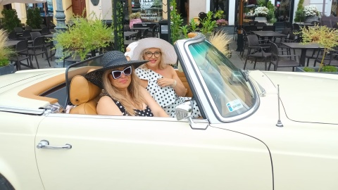 Pani Ewa wraz z koleżanką przyjechała swoim zabytkowym mercedesem do Bydgoszczy/fot: Monika Siwak