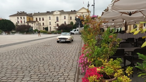 Pani Ewa wraz z koleżanką przyjechała swoim zabytkowym mercedesem do Bydgoszczy/fot: Monika Siwak