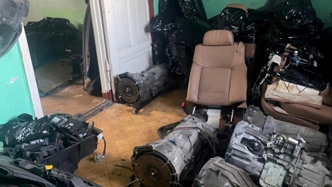 Tak wyglądały „dziuple", w których złodzieje trzymali skradzione auta i wymontowane z nich części. / Fot. Materiały policji