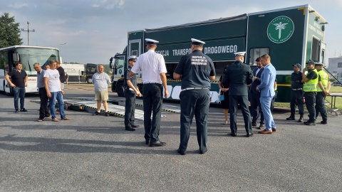 Inspektorzy zainaugurowali kontrole w Nowej Wsi Wielkiej. Do końca września chcą sprawdzić prawie 400 pojazdów/fot: Tatiana Adonis
