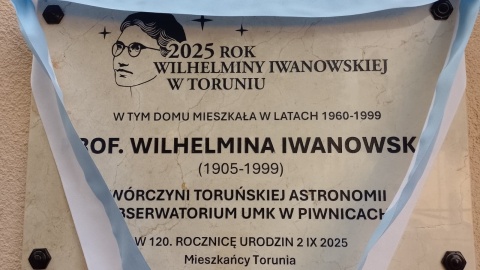 Profesor Wilhelmina Iwanowska upamiętniona w Toruniu. Uroczysta tablica została odsłonięta przy ulicy Kraszewskiego 20-22/fot: Michał Zaręba