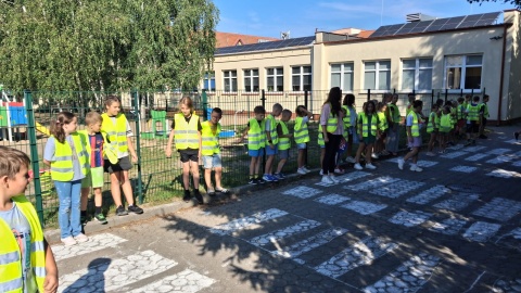 Konkurs „Odblaskowa szkoła" czas zacząć. Policjanci zainaugurowali I edycję tego wydarzenia w Szkole Podstawowej im. Polskich Olimpijczyków w Osielsku/fot. Damian Klich