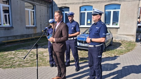 Konkurs „Odblaskowa szkoła" czas zacząć. Policjanci zainaugurowali I edycję tego wydarzenia w Szkole Podstawowej im. Polskich Olimpijczyków w Osielsku/fot. Damian Klich