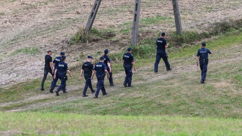 Służby w okolicach miejsca upadku niezidentyfikowanego drona w kolonii Majdan-Sielec (powiat tomaszowski)/fot. PAP/Wojtek Jargiło