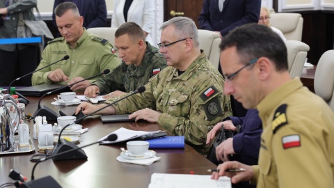 Szef Sztabu Generalnego WP gen. Wiesław Kukuła (drugi z prawej) na nadzwyczajnym posiedzeniu rządu w KPRM w Warszawie/fot. Szymon Pulcyn, PAP