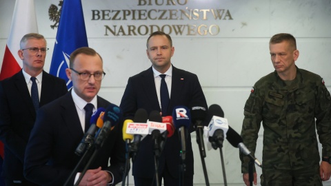 Prezydent Karol Nawrocki (drugi z prawej), szef BBN Sławomir Cenckiewicz (pierwszy z lewej), dyrektor Departamentu Zwierzchnictwa nad Siłami Zbrojnymi w BBN gen. dyw. Adam Rzeczkowski (pierwszy z prawej) i rzecznik prezydenta RP Rafał Leśkiewicz na konferencji prasowej w Warszawie/fot. Leszek Szymański, PAP
