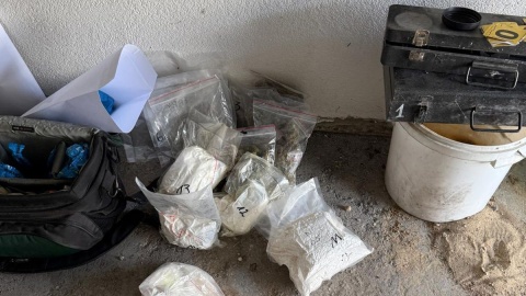 Policjanci znaleźli w mieszkaniu 59-latka prawie osiem kilogramów narkotyków/fot.: KMP w Grudziądzu