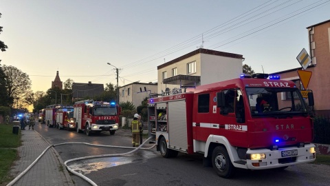 W Lisewie zapalił się garaż, a później ogień przeniósł się na pobliski budynek mieszkalny/fot. Komenda Powiatowa Państwowej Straży Pożarnej w Chełmnie