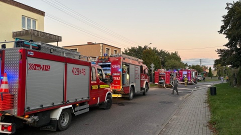 W Lisewie zapalił się garaż, a później ogień przeniósł się na pobliski budynek mieszkalny/fot. Komenda Powiatowa Państwowej Straży Pożarnej w Chełmnie