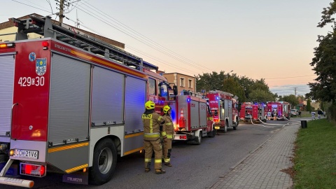 W Lisewie zapalił się garaż, a później ogień przeniósł się na pobliski budynek mieszkalny/fot. Komenda Powiatowa Państwowej Straży Pożarnej w Chełmnie