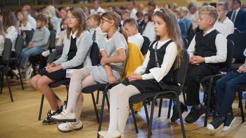 75 uczniów z najlepszymi wynikami w nauce oraz około 100, którzy odnieśli sukcesy sportowe, artystyczne lub w konkursach wiedzy, otrzymało stypendia lub wyróżnienia/fot. www.gmina-sepolno.pl