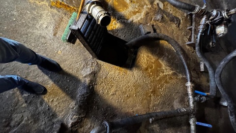 Nielegalna instalacja do zrzutu kwasu siarkowego do miejskiej kanalizacji/fot. Marcin Glapiak