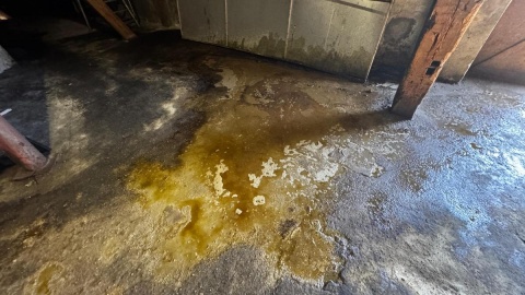 Nielegalna instalacja do zrzutu kwasu siarkowego do miejskiej kanalizacji/fot. Marcin Glapiak