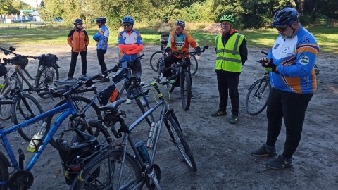 Blisko 30 rowerzystów wybrało się na przejażdżkę śladem toruńskich fortyfikacji/fot.: Robert Duliński