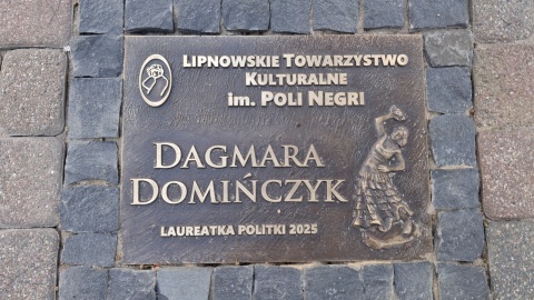Pamiątkową tablicę na Bulwarze im. Poli Negri. / Fot. Iwona Muszytowska-Rzeszotek