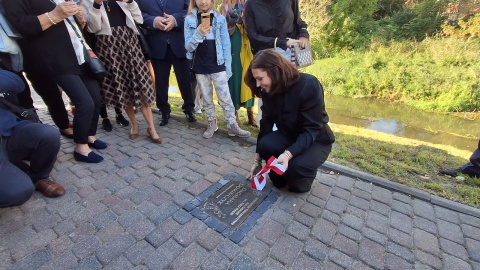 Pamiątkowa tablica na Bulwarze im. Poli Negri. / Fot. Iwona Muszytowska-Rzeszotek