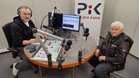 Jan Ząbik (z prawej), redaktor Maciej Wilkowski (z lewej) w toruńskim studiu Polskiego Radia PiK/fot. Tomasz Bielicki