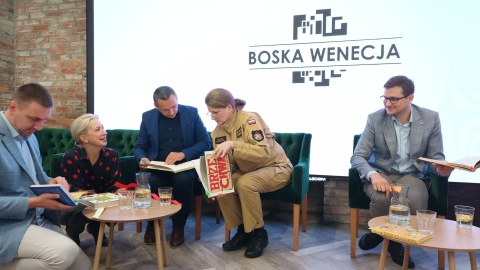 Z okazji Ogólnopolskiego Dnia Głośnego Czytania dwie drużyny znanych w Bydgoszczy osób interpretowały wiersze dla dzieci. Oceniało ich kilkudziesięciu przedszkolaków, uczniów i seniorów/fot. Monika Siwak