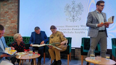 Z okazji Ogólnopolskiego Dnia Głośnego Czytania dwie drużyny znanych w Bydgoszczy osób interpretowały wiersze dla dzieci. Oceniało ich kilkudziesięciu przedszkolaków, uczniów i seniorów/fot. Monika Siwak