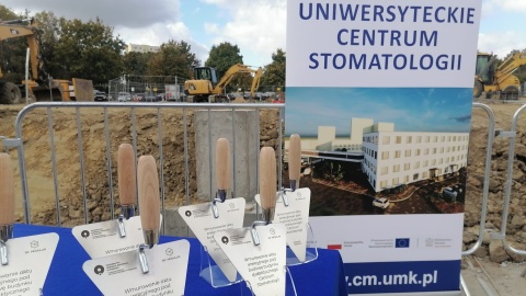 Wmurowanie aktu erekcyjnego pod budowę bydgoskiego Centrum Stomatologii/fot.: Monika Siwak
