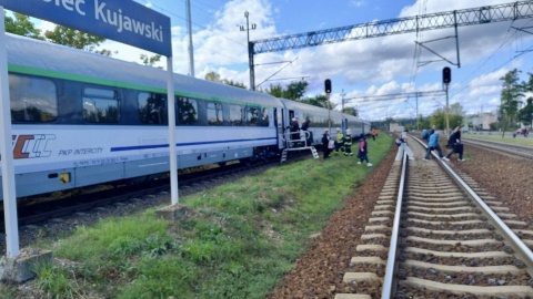 Strażacy z Solca Kujawskiego asekurowali pasażerów, którzy wysiadali z niesprawnego pociągu/fot.: Facebook, OSP Solec Kujawski