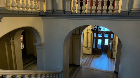 Wycieczka po dawnym budynku dyrekcji kolei w Bydgoszczy. / Fot. Natasza Trzebuchowska