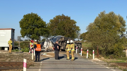 Pociąg uderzył w samochód ciężarowy stojący na przejeździe w Książkach. / Fot. KP PSP Wabrzeźno