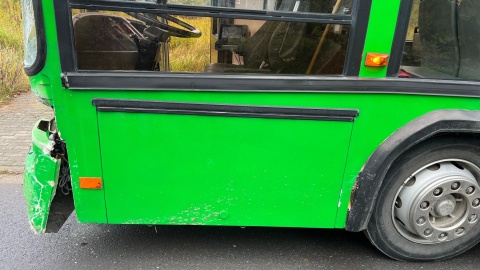 Krótko po godz. 10:00 doszło do kolizji autobusu i samochodu osobowego w Mokrem/fot.: Facebook, KM PSP Grudziądz