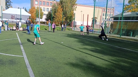 400 tysięcy złotych otrzyma Żnin na modernizację kompleksu sportowego „Moje Boisko”. Decyzję o dofinansowaniu przekazał osobiście minister sportu i turystyki Jakub Rutnicki - w dresie - podczas konferencji prasowej zorganizowanej na orliku przy Szkole Podstawowej nr 2/fot. Wiktor Sobociński