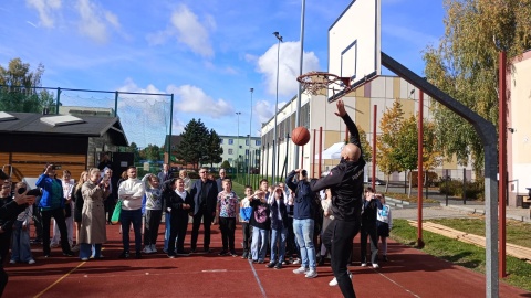 400 tysięcy złotych otrzyma Żnin na modernizację kompleksu sportowego „Moje Boisko”. Decyzję o dofinansowaniu przekazał osobiście minister sportu i turystyki Jakub Rutnicki - w dresie - podczas konferencji prasowej zorganizowanej na orliku przy Szkole Podstawowej nr 2/fot. Wiktor Sobociński