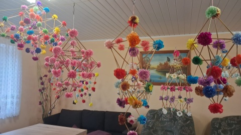 Ręcznie robione ozdoby w Brzózkach przygotowuje Romana Adamska/fot.: Agata Raczek