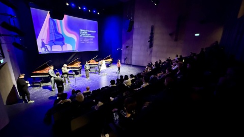 Przed koncertem inauguracyjnym uczestnicy Konkursu losowali kolejność występów i wybierali instrumenty/fot. Izabela Langner