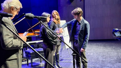 Przed koncertem inauguracyjnym uczestnicy Konkursu losowali kolejność występów i wybierali instrumenty/fot. Izabela Langner