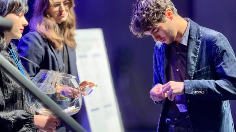 Przed koncertem inauguracyjnym uczestnicy Konkursu losowali kolejność występów i wybierali instrumenty/fot. Izabela Langner