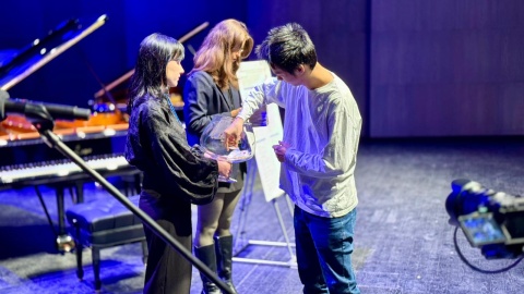 Przed koncertem inauguracyjnym uczestnicy Konkursu losowali kolejność występów i wybierali instrumenty/fot. Izabela Langner