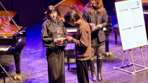 Przed koncertem inauguracyjnym uczestnicy Konkursu losowali kolejność występów i wybierali instrumenty/fot. Izabela Langner