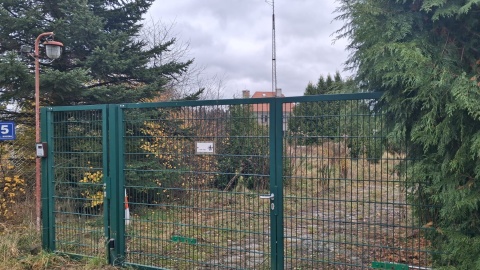 Schron umiejscowiony jest pod tym budynkiem/fot. Damian Klich