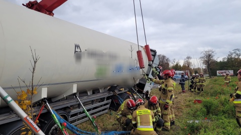 Na wysokości wioski Narty cysterna wylądowała w rowie/fot. KM PSP Włocławek/Facebook
