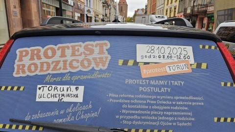 „Stop alienacji rodzicielskiej" - pod takim hasłem protestowali w Toruniu ojcowie/fot. Adriana Andrzejewska-Kuras