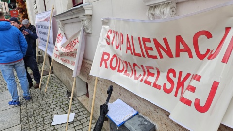 „Stop alienacji rodzicielskiej" - pod takim hasłem protestowali w Toruniu ojcowie/fot. Adriana Andrzejewska-Kuras