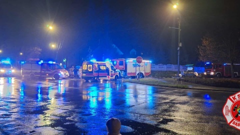 Karetka i samochód osobowy zderzyły się na drodze wojewódzkiej nr 254 w Dąbrowie/fot. OSP Dąbrowa/Facebook