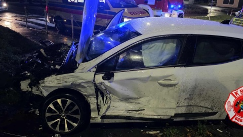 Karetka i samochód osobowy zderzyły się na drodze wojewódzkiej nr 254 w Dąbrowie/fot. OSP Dąbrowa/Facebook